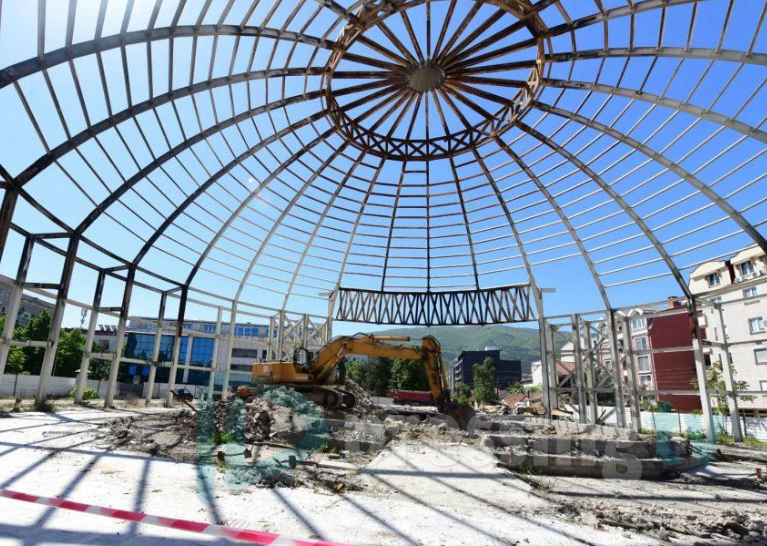 Премиерот Мицкоски направи увид во реконструкцијата на Универзалната сала (ФОТО)