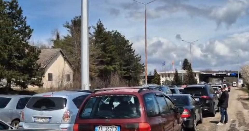 Бензиски туризам: Aлбанци преку Ќафасан до поевтини горива и храна