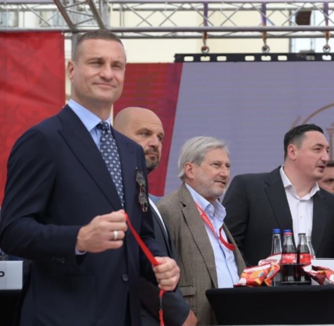 Немања Видиќ беше во Скопје, ретко кој го препозна
