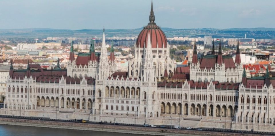 Унгарскиот парламент го ограничи максималниот мандат на премиерот на осум години