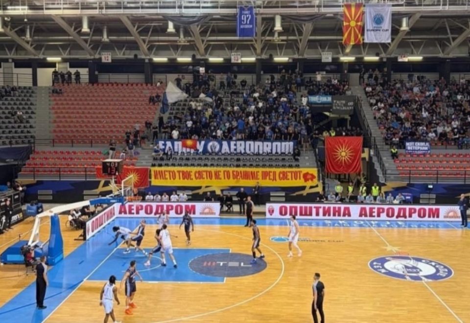 Tранспарентот „Името твое свето ќе го браниме пред светот“ во „Јане Сандански“ ги налути Грците и Бугарите