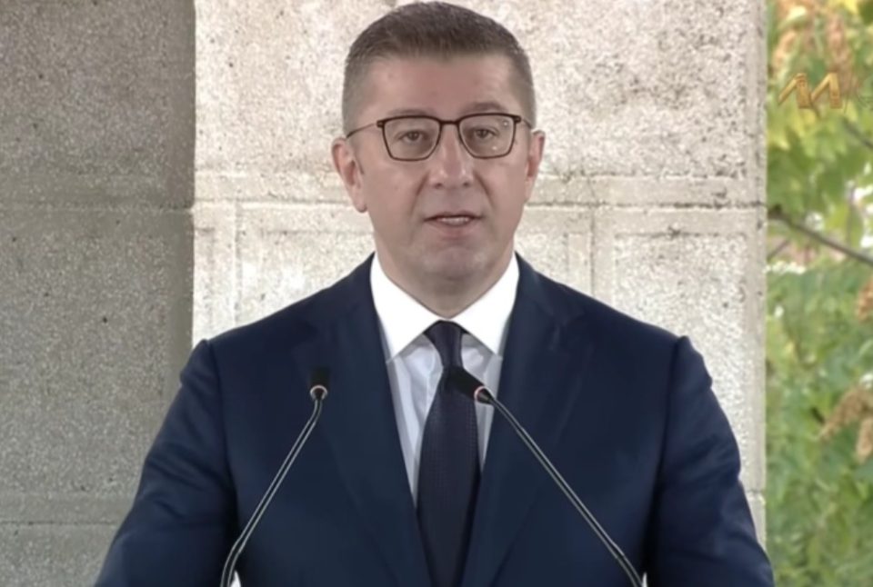 Мицкоски: Tатковината се брани со принципи, вера и резултати, не со навреди, договори под маса и тендери