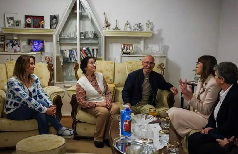 Kосовската претедателка го посети семејството Синани кое ја згрижило за време на војната